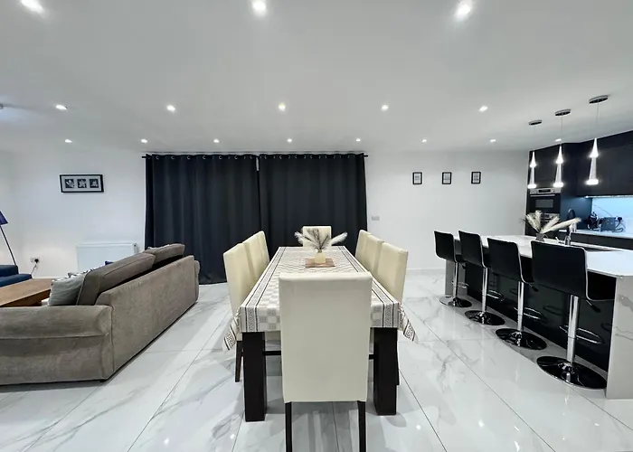 1 Orchard Farm Cottages Sleeps 10, Open Plan Kitchen & Large Garden