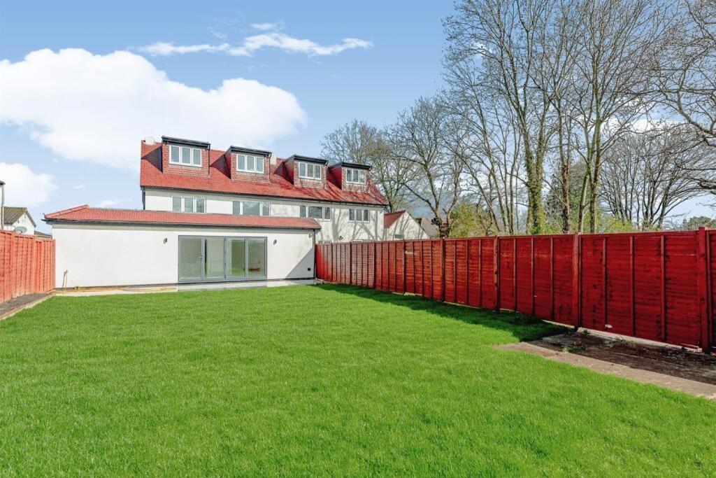 1 Orchard Farm Sleeps 10, Open Plan Kitchen & Large Garden Holiday home