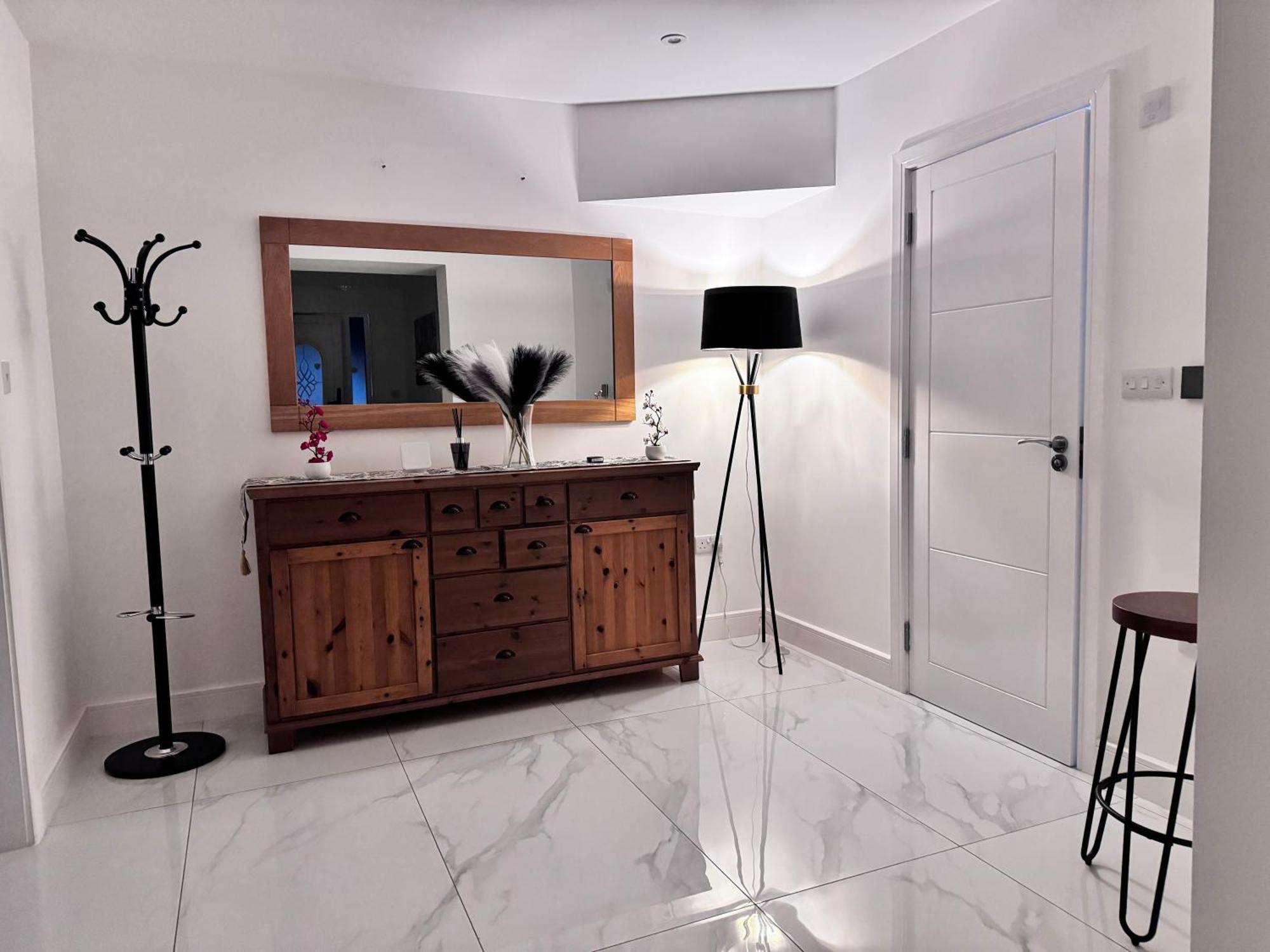 1 Orchard Farm Sleeps 10, Open Plan Kitchen & Large Garden Holiday home