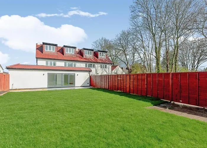 1 Orchard Farm Cottages Sleeps 10, Open Plan Kitchen & Large Garden