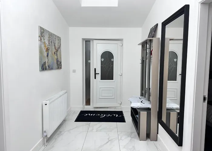 1 Orchard Farm Cottages Sleeps 10, Open Plan Kitchen & Large Garden