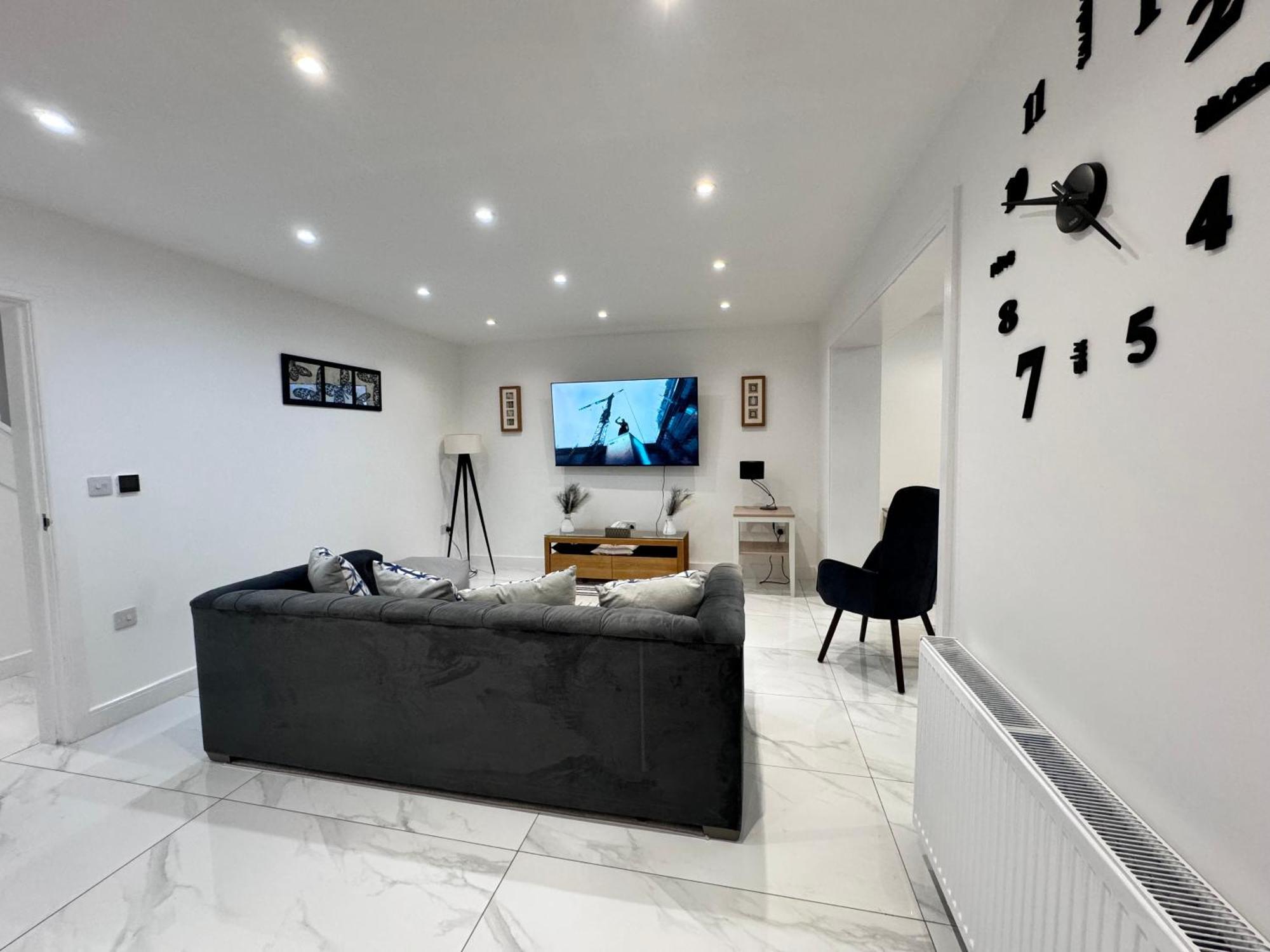 1 Orchard Farm Sleeps 10, Open Plan Kitchen & Large Garden Holiday home *