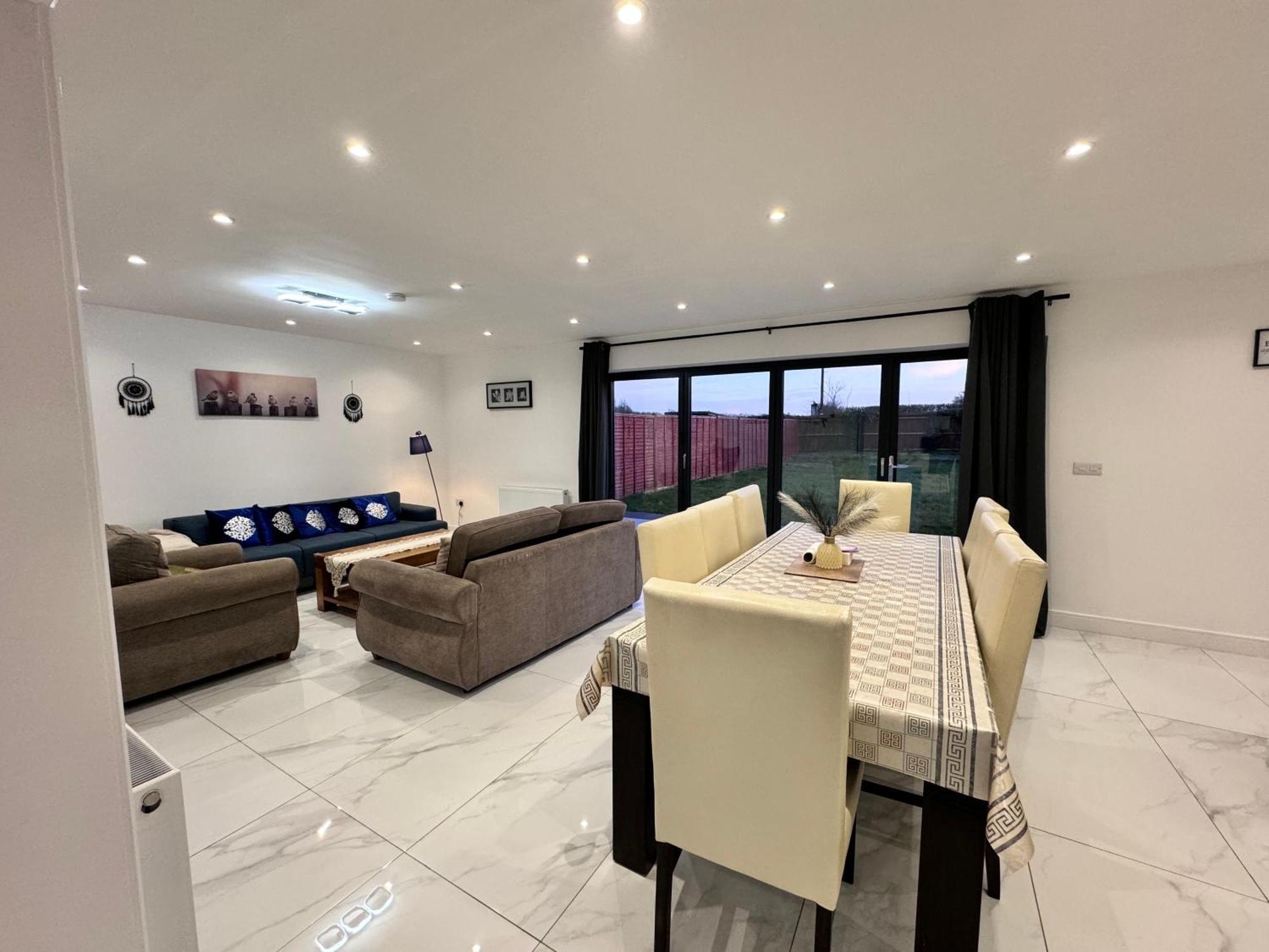 1 Orchard Farm Sleeps 10, Open Plan Kitchen & Large Garden Holiday home