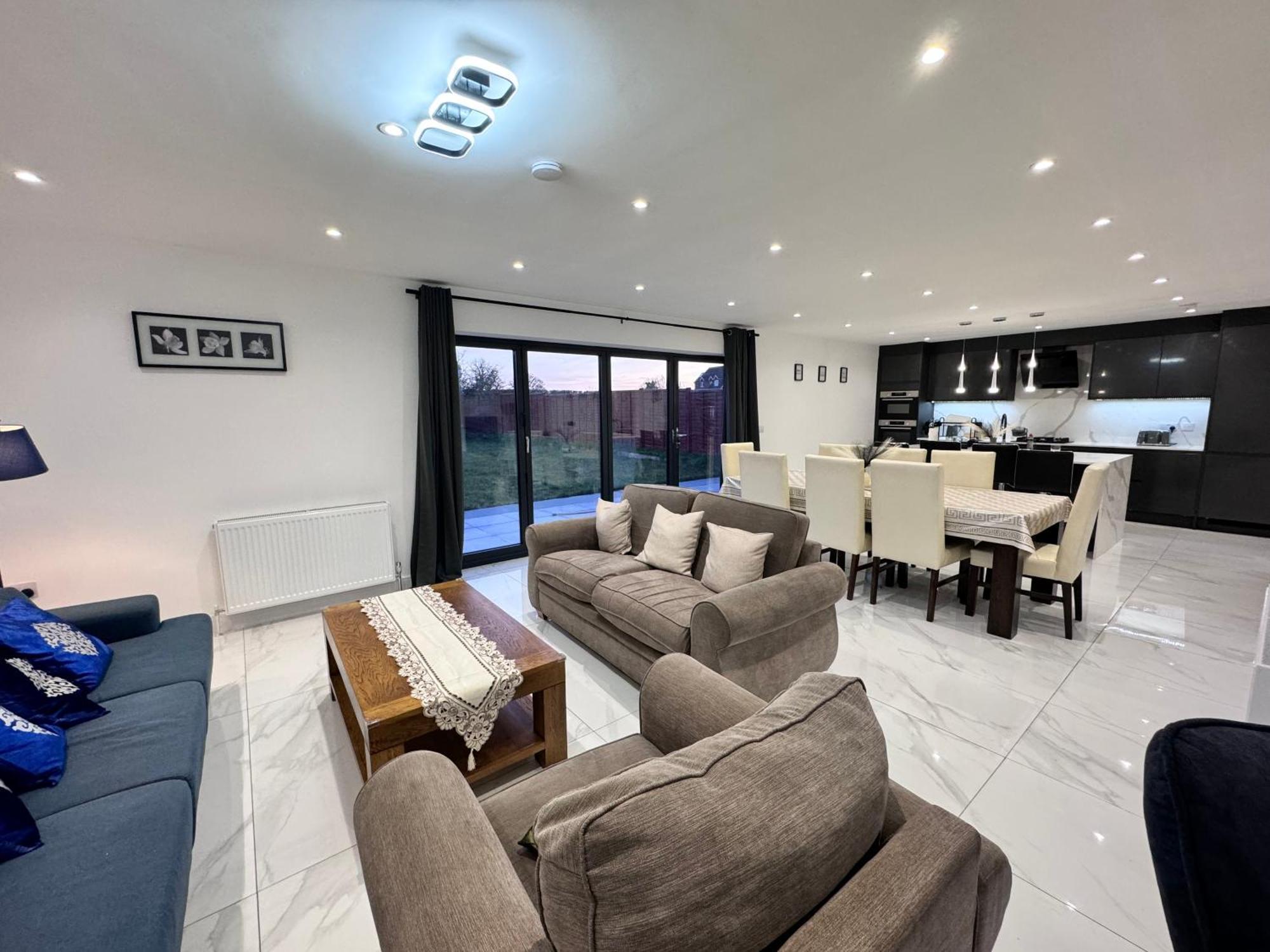 1 Orchard Farm Sleeps 10, Open Plan Kitchen & Large Garden * East Grinstead