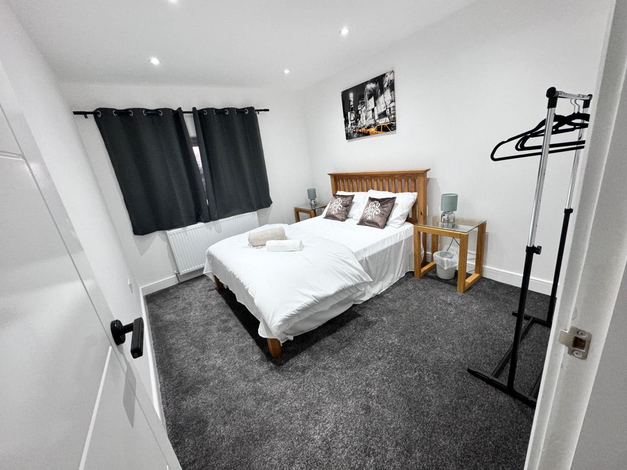 1 Orchard Farm Sleeps 10, Open Plan Kitchen & Large Garden * East Grinstead